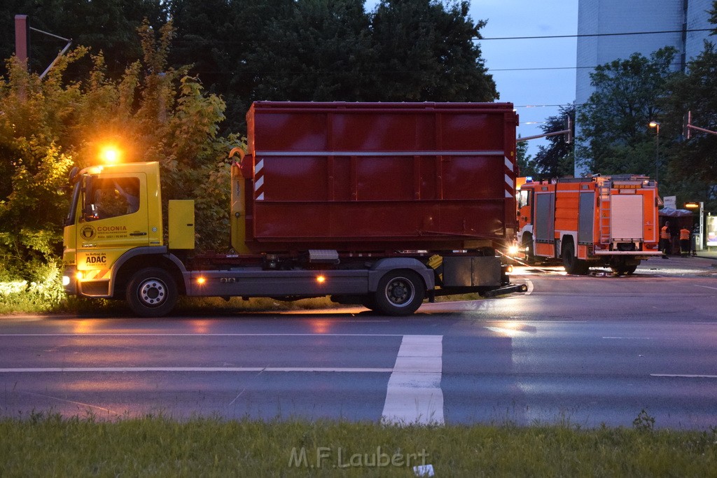 TLF 4 umgestuerzt Koeln Bocklemuend Ollenhauer Ring Militaerringstr P211.JPG - Miklos Laubert